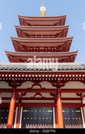 Niedriger Blick auf die fünfstöckige, kupferne Pagode am Senso-JI-Tempel, AKA Asakusa kannon Tempel, vor einem klaren blauen Himmel. Sonnenschein. Stockfoto