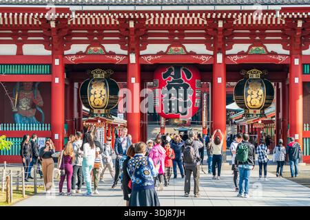 Komprimierte perspektivische Aufnahme des massiven Hozomon, zweites Tor am Senso-JI-Tempel, alias Asakusa Kannon, mit einem Vorderboden voller Touristen. Stockfoto