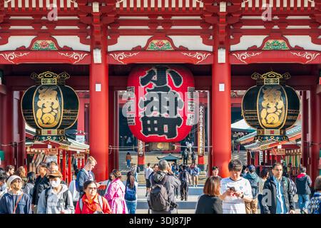 Komprimierte perspektivische Aufnahme des massiven Hozomon, zweites Tor am Senso-JI-Tempel, alias Asakusa Kannon, mit einem Vorderboden voller Touristen. Stockfoto