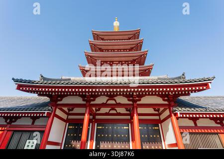 Niedriger Blick auf die fünfstöckige, kupferne Pagode am Senso-JI-Tempel, AKA Asakusa kannon Tempel, vor einem klaren blauen Himmel. Sonnenschein. Stockfoto