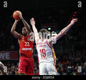 Isiaha Mike (FC Bayern Basketball, #22) mit Christian Skaladanowski (Fitness First Würzburg Baskets, #19), GER, FC Bayern Basketball vs. Fitness First Würzburg Baskets, Basketball, easycredit Basketball Bundesliga, 17. Spieltag, Saison 20 Stockfoto