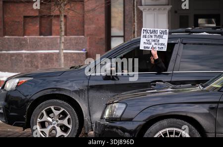 Kiew, Ukraine - 25. Januar 2026: Person hält ein Protestschild aus dem Autofenster in Kiew, das die Freiheit ukrainischer Kriegsgefangener fordert, Solidarität auf der Straße der Stadt. Credit: ARTEM HVOZDKOV/Alamy Live News Stockfoto