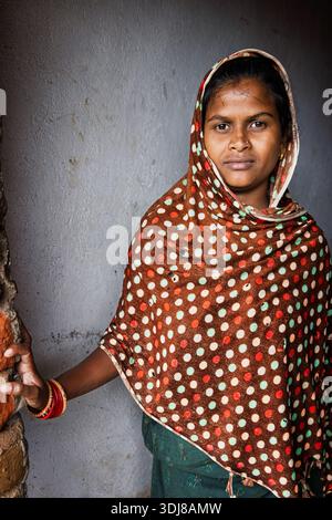 Porträt einer jungen Frau aus dem ländlichen Odisha, Indien Stockfoto