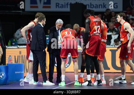 Diskussion während einer Timeout, Svetislav Pesic (FC Bayern Basketball, Cheftrainer) mit Vladimir Lucic (FC Bayern Basketball, #11) und Wenyen Gabriel (FC Bayern Basketball, #32), mit Justinian Jessup (FC Bayern Basketball, #10) und Nenad Dimitrijevic (FC Bay) Stockfoto