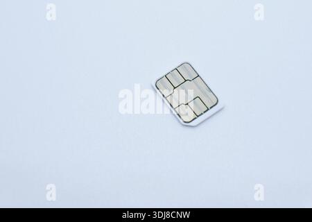 Nahaufnahme des SIM-Kartenchips isoliert auf weißem Hintergrund mit Kopierraum. Konzept der Mobilkommunikation, Telekommunikation, Datensicherheit, Smartphone-Technologie Stockfoto