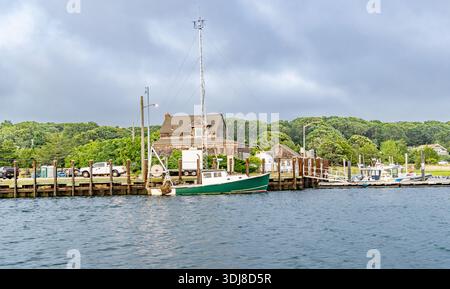 Ein kleines Fischerboot, das im 3-Meilen-Hafen angedockt wurde Stockfoto