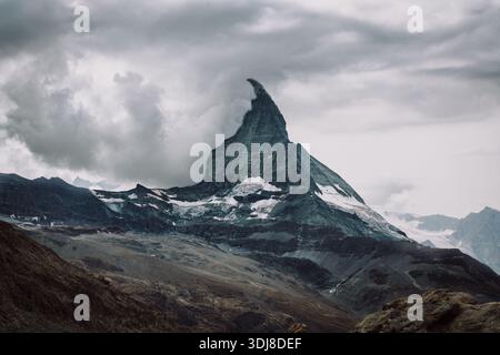 Matterhorn an einem bewölkten, schneebedeckten Tag, von den Gornergrat-Alpen aus betrachtet, Zermatt, Schweiz Stockfoto