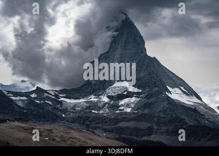 Matterhorn an einem bewölkten, schneebedeckten Tag, von den Gornergrat-Alpen aus betrachtet, Zermatt, Schweiz Stockfoto