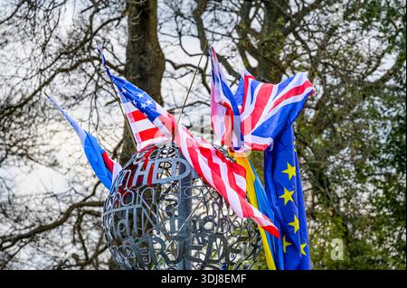 Unordentliche US-amerikanische britische und EU-Flaggen Stockfoto
