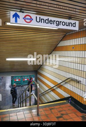 London, Vereinigtes Königreich - 20. Mai 2023: Treppen, die zum Bahnsteig am U-Bahnhof führen, in der Nähe von Passagieren Stockfoto