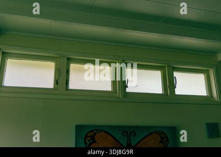 Reihen Sie Die Heckfenster Über Dem Innenraum Mit Schmetterlingsdesign Stockfoto