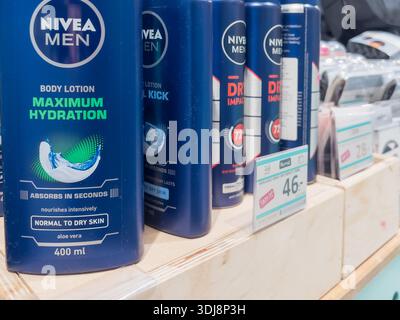 Karlstad, Schweden - 19. Oktober 2025: NIVEA Men Bodylotion Produkte werden auf Holzregalen im Laden angeordnet, um die Vorteile der Hydration und die Verpackung hervorzuheben Stockfoto