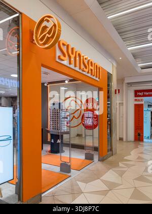 Karlstad, Schweden - 19. Oktober 2025: Synsam Optical Shop bietet leuchtend orange Branding und Werbeangebote in einem modernen Einkaufszentrum Stockfoto