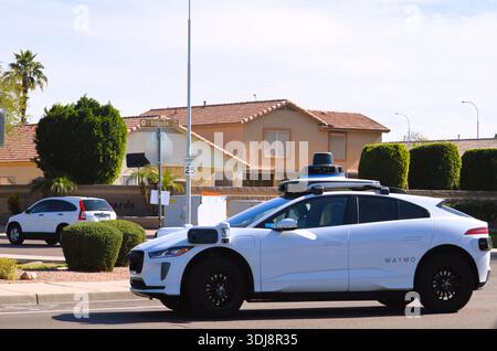 Phoenix, Arizona - 28. Januar 2026: Waymo Autonomous Robotaxi fährt auf der City Street Stockfoto