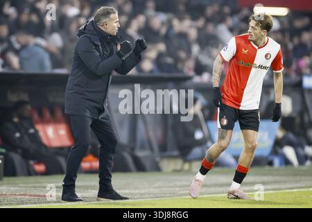 ROTTERDAM – (L-R) Feyenoord-Trainer Robin van Persie und Spieler Luciano Valente während des niederländischen Eredivisie-Spiels zwischen Feyenoord und Heracles Almelo im Feyenoord Stadium de Kuip am 25. Januar 2026 in Rotterdam, Niederlande. PIETER STAM DE JONGE / ANP Stockfoto