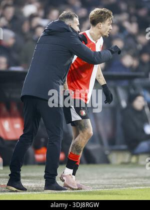 ROTTERDAM – (L-R) Feyenoord-Trainer Robin van Persie und Spieler Luciano Valente während des niederländischen Eredivisie-Spiels zwischen Feyenoord und Heracles Almelo im Feyenoord Stadium de Kuip am 25. Januar 2026 in Rotterdam, Niederlande. PIETER STAM DE JONGE / ANP Stockfoto