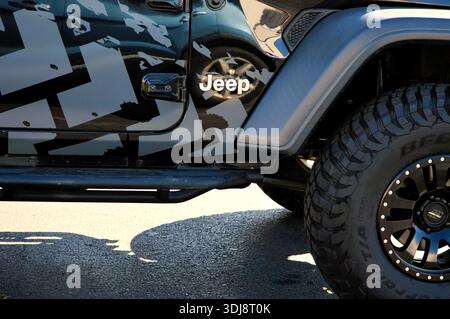 Phoenix, AZ - 12. Januar 2026: Nahaufnahme der Außenansicht des Jeep Wrangler in Camouflage Stockfoto
