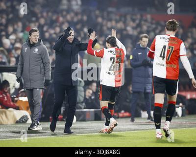 ROTTERDAM - Anis Hadj Moussa aus Feyenoord feiert das 3-1 mit Trainer Robin van Persie während des niederländischen Eredivisie-Spiels zwischen Feyenoord und Heracles Almelo am 25. Januar 2026 im Feyenoord Stadium de Kuip in Rotterdam, Niederlande. PIETER STAM DE JONGE / ANP Stockfoto