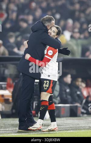 ROTTERDAM - Anis Hadj Moussa aus Feyenoord feiert das 3-1 mit Trainer Robin van Persie während des niederländischen Eredivisie-Spiels zwischen Feyenoord und Heracles Almelo am 25. Januar 2026 im Feyenoord Stadium de Kuip in Rotterdam, Niederlande. PIETER STAM DE JONGE / ANP Stockfoto