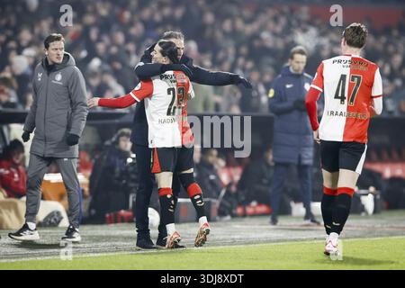 ROTTERDAM - Anis Hadj Moussa aus Feyenoord feiert das 3-1 mit Trainer Robin van Persie während des niederländischen Eredivisie-Spiels zwischen Feyenoord und Heracles Almelo am 25. Januar 2026 im Feyenoord Stadium de Kuip in Rotterdam, Niederlande. PIETER STAM DE JONGE / ANP Stockfoto