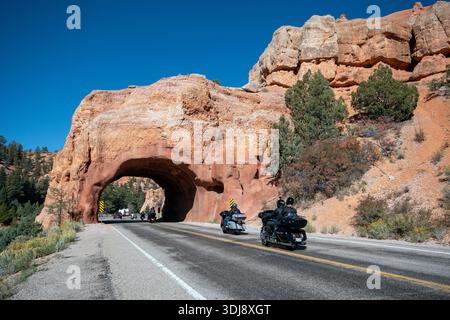 Felsiger Tunnel im Red Canyon entlang des malerischen Byway 12, Utah, USA Stockfoto
