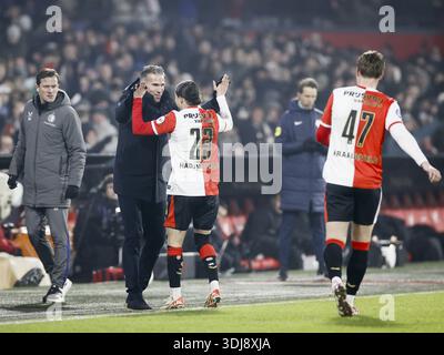 ROTTERDAM - Anis Hadj Moussa aus Feyenoord feiert das 3-1 mit Trainer Robin van Persie während des niederländischen Eredivisie-Spiels zwischen Feyenoord und Heracles Almelo am 25. Januar 2026 im Feyenoord Stadium de Kuip in Rotterdam, Niederlande. PIETER STAM DE JONGE / ANP Stockfoto