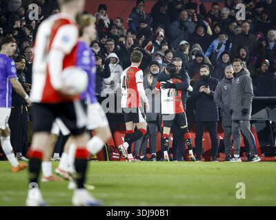 ROTTERDAM - Anis Hadj Moussa aus Feyenoord feiert das Tor 3-1 mit Trainer Robin van Persie während des niederländischen Eredivisie-Spiels zwischen Feyenoord und Heracles Almelo im Feyenoord Stadion de Kuip am 25. Januar 2026 in Rotterdam. BAS CZERWINSKI / ANP Stockfoto