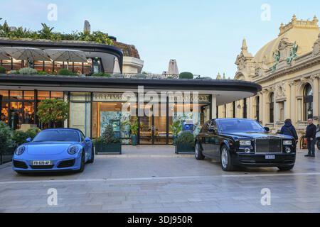 Porsche 911 Carrera S und Rolls Royce Phantom vor der Boutique Tiffany & Co. Neben Cafe de Paris, Place du Casino Monte-Carlo, Fürstentum Stockfoto