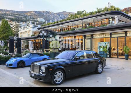 Porsche 911 Carrera S und Rolls Royce Phantom vor der Boutique Tiffany & Co. Neben Cafe de Paris, Place du Casino Monte-Carlo, Fürstentum Stockfoto