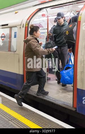 London, Großbritannien. Januar 2026. Pendler steigen an einem Wochenende mit weitverbreiteten Reisestörungen in eine Tiefebene der Londoner U-Bahn. Das Bild zeigt die Widerstandsfähigkeit des Londoner Transitnetzes, während es eine mehrere Milliarden Pfund schwere Modernisierungsphase durchläuft, einschließlich der laufenden 4G/5G-Mobilkonnektivität, die auf der gesamten Plattform sichtbar ist. Quelle: Glosszoom/Alamy Live News Stockfoto