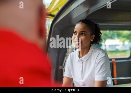 Zwei Ärzte am Krankenwagen. Sanitäter beim Krankenwagen, lächelnd. Stockfoto