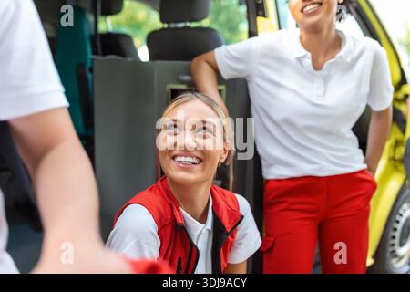 Zwei Krankenschwestern im Krankenwagen. Sanitäter beim Krankenwagen, lächelnd. Stockfoto