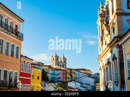 Farbenfrohe Kolonialgebäude und kopfsteingepflasterte Straßen in Pelourinho, dem historischen Zentrum von Salvador, Bahia, Brasilien Stockfoto
