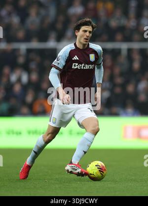 Newcastle Upon Tyne, UK. 25th Jan, 2026. Pau Torres of Aston Villa during the Newcastle United vs Aston Villa Premier League match at St. James' Park, Newcastle Upon Tyne. Picture credit should read: Nigel Roddis/Sportimage Credit: Sportimage Ltd/Alamy Live News Stockfoto