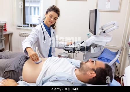 Ultraschalldiagnostik der Schilddrüse der Frau in der Klinik, Arzt führt Ultraschallsensor. Junge Frau, Die Neck Ultraschall Untersuchung In Hospi Macht Stockfoto