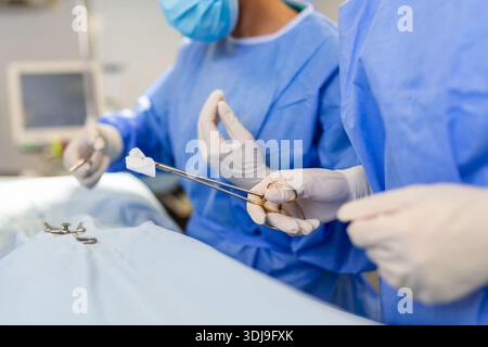 Konzentriertes professionelles chirurgisches Ärzteteam Operationschirurgie ein Patient im Operationssaal des Krankenhauses. Gesundheitswesen und medizinisches Konzept. Stockfoto