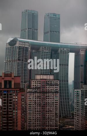 Tagsüber Blick auf den Wolkenkratzer in der berühmten Raffles City. Chongqing. China Stockfoto