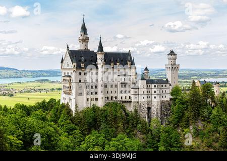 Schloss Neuschwanstein in Bayern. Berühmtes märchenhaftes Wahrzeichen umgeben von üppig grünen Wäldern und malerischen Bergen. Ikonische europäische Architektur Stockfoto