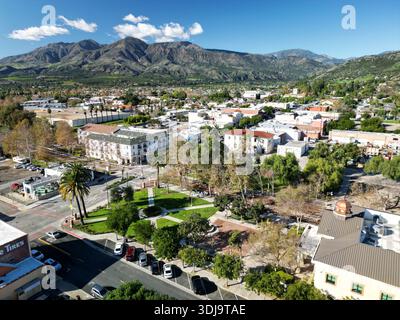 Blick aus der Vogelperspektive über die malerische Umgebung des Stadtzentrums von Fillmore, Kalifornien und Central Park Stockfoto