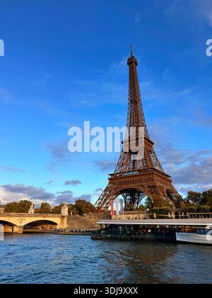 Eiffelturm von der seine, Paris, Frankreich Stockfoto