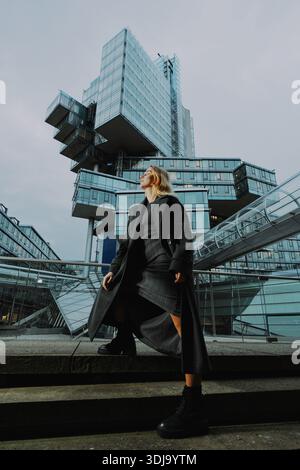 Selbstbewusste Frau posiert im städtischen Business Center Stockfoto