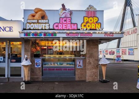 Southport, Großbritannien, 24. Januar 2026: Eine kleine Eisdiele mit einem Schild mit der Aufschrift „hausgemachte Donuts Ice Cream“ und „Popcorn“. Der Laden hat zwei große Stockfoto