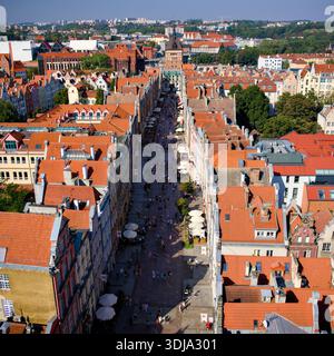 Aus der Vogelperspektive auf die Altstadt von Danzig und die lange Straße mit roten Dächern Stockfoto
