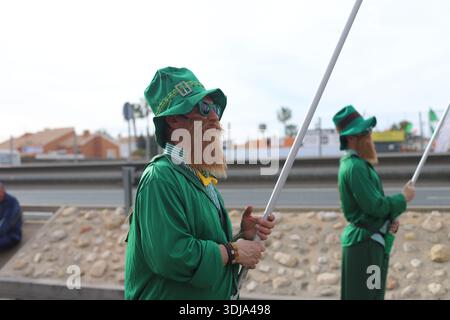 Orihuela Costa, Spanien - 17. März 2024: St.Patrick's Day Parade. Mann als Kobold gekleidet mit grünem Gewand und Bart Stockfoto