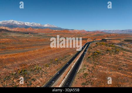 Luftstraße in der roten Wüste mit verschneiten Bergen Mesquite Nevada Stockfoto
