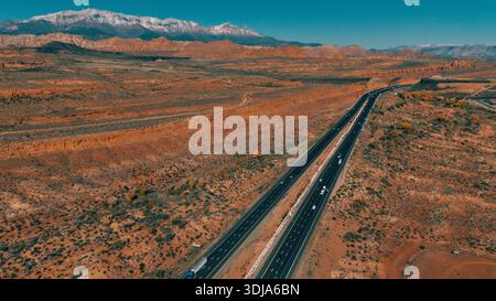 Luftstraße in der Wüste mit schneebedeckten Bergen in der Nähe von Mesquite Nevada Stockfoto