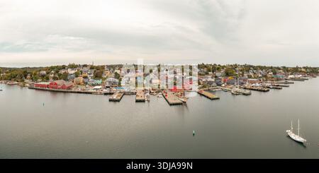 Extrem Weitwinkelluftdrohnenfoto der Stadt Lunenburg, eine historische Hafenstadt in Nova Scotia Kanada, die die historischen bunten Farben zeigt Stockfoto
