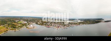 Extrem Weitwinkelluftdrohnenfoto der Stadt Lunenburg, eine historische Hafenstadt in Nova Scotia Kanada, die die historischen bunten Farben zeigt Stockfoto