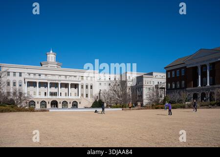 Nashville, Tennessee - 12. Januar 2025: Blick vom Campus auf die historische Belmont University mit Wahrzeichen der Architektur. Stockfoto