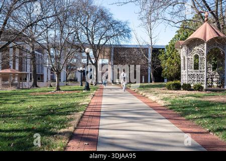 Nashville, Tennessee - 12. Januar 2025: Blick vom Campus auf die historische Belmont University mit Wahrzeichen der Architektur. Stockfoto